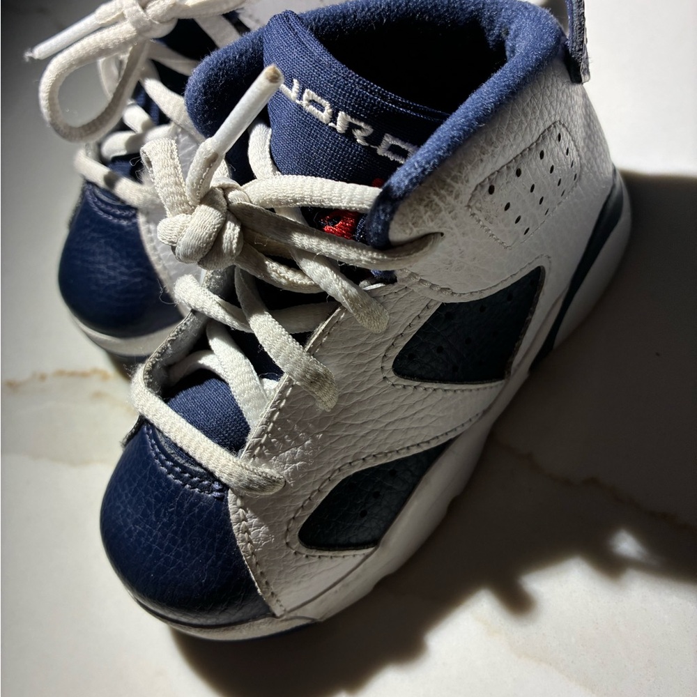 Jordan Kids Navy and White Sneakers - Picture 4 of 6